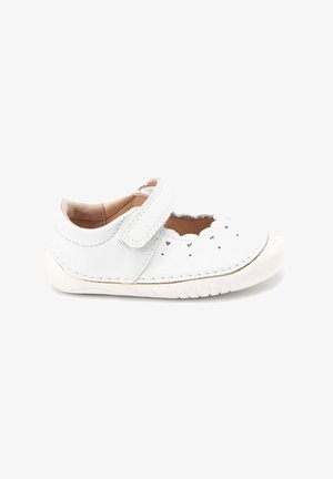 Weiße Leder-Schuhe mit durchbrochenem Detail und einem Klettverschluss. Abgerundete Zehenpartie, weiche Innenauskleidung und flexible Gummisohle.