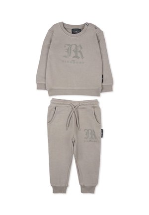 Felpa grigia in cotone con joggers coordinati. La felpa presenta una stampa del logo e dettagli con bottoni; i pantaloni hanno una coulisse e tasche laterali.