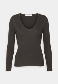 Suéter de manga larga gris oscuro acanalado con escote en V y botones decorativos dorados en las costuras de los hombros.