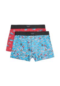 Dos pares de calzoncillos tipo boxers para hombre, uno rojo con coches azules, y otro azul con señales y símbolos de un viaje por carretera, ambos con cinturillas elásticas negras.