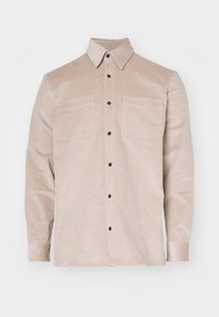 Cămașă din catifea bej cu guler button-down, având două buzunare frontale și nasturi negri. Textură moale și design clasic.
