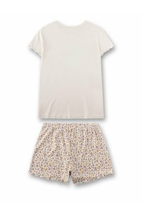 Kurzärmeliges, weißes Baumwolloberteil mit gewellten Kanten, kombiniert mit Shorts mit elastischem Bund und einem bunten Blumenmuster auf hellem Hintergrund.