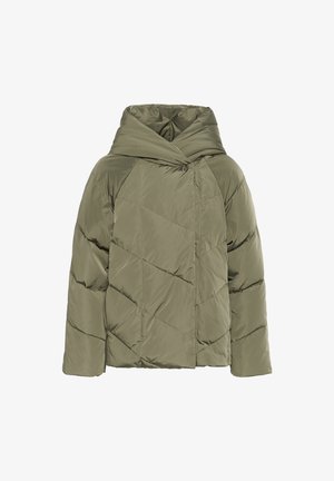 Chaqueta acolchada en verde oliva con capucha, que presenta un patrón de acolchado geométrico y un cierre frontal. Textura suave y brillante.