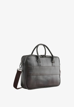 Barna bőrbőrönd, dupla felső fogantyúval, levehető vállpánttal és cipzáras záródással. Sajátosságai között szerepel a texturált felület és egy elülső zseb.