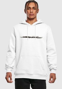 Weißer Hoodie mit einer vorderen Kängurutasche, Kapuze mit Kordelzug und schwarzem Grafiktext. Mit gerippten Bündchen und Saum, aus weichem Stoff.