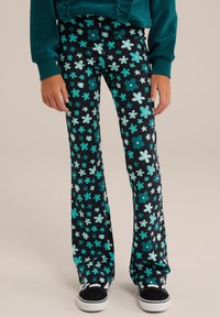 Crne hlače s krojem u zvonu s cvjetnim uzorkom u nijansama tirkizne i bijele. Izrađene od mekog materijala s elastičnim pojasom i opuštenim krojem.