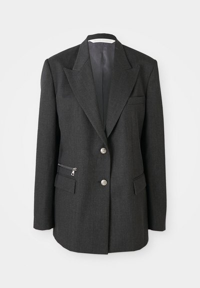 Tmavě šedý blejzr vyrobený z texturované tkaniny. Vybaven klasickými klopami, dvěma předními kapsami a kapsou na zip. Stříbrné knoflíky.