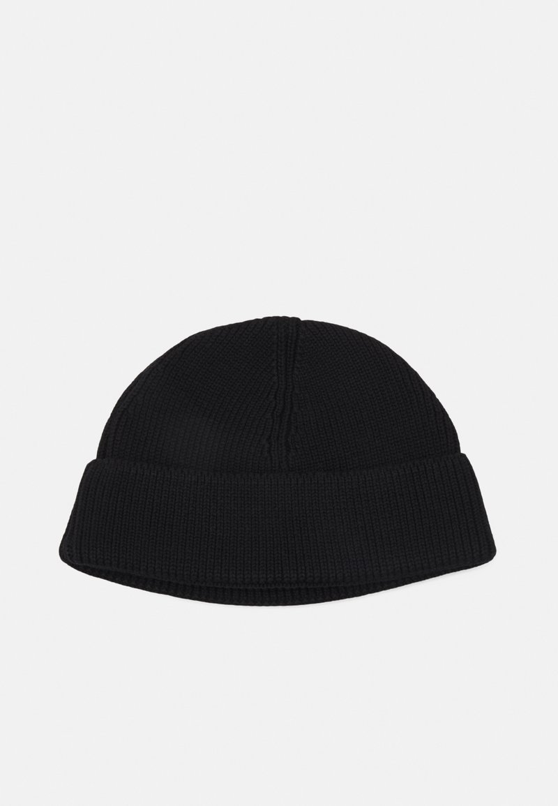 Zwarte gebreide beanie met een omgeslagen boord, voorzien van verticale rib structuur en subtiele naaddetails in het midden aan de bovenkant.