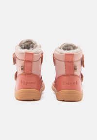 Rosa barneboots med myk grå foring, lærdetaljer og doble borrelåser. Har "bisgaard"-merking bak.