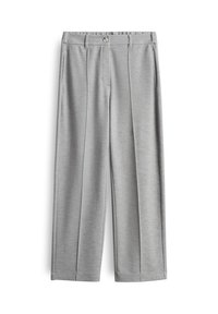 Pantalon gris clair à jambes droites avec plis devant, fermeture par bouton, passants pour ceinture et poches latérales, présenté sur fond blanc.