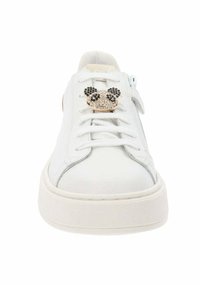 Witte leren sneaker met een ronde panda-vormige versiering, voorzien van zwart-witte kristallen en een gestructureerde rubberen zool.