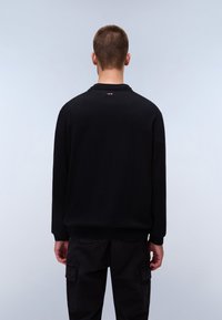 Zwarte sweatshirt met ronde hals, geribde manchetten en een eenvoudig ontwerp. Opvallend detail: subtiele logo op de achterkant van de hals.