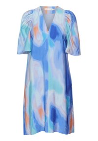 Een korte jurk met korte mouwen en een V-hals, gemaakt van lichte stof met een draaiend patroon in blauw, teal en oranje, met een gestructureerde afwerking.
