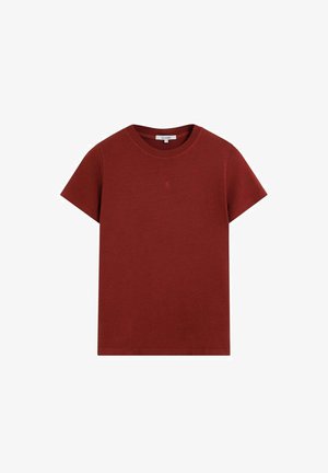 Camiseta de manga corta y cuello redondo en rojo oscuro con un pequeño logo centrado cerca del pecho, presentada sobre un fondo blanco.
