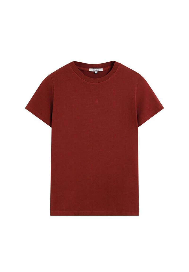 Camiseta de manga corta y cuello redondo en rojo oscuro con un pequeño logo centrado cerca del pecho, presentada sobre un fondo blanco.