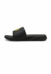 Sort slidesandal med en tekstureret fodseng og glat overdel. Har et gult rundt logo på stroppen. Fleksibel sål for komfort.