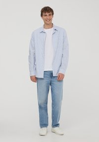 Terranova OXFORD A RIGHE - Camicia - var celeste