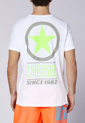 Weißes Baumwoll-T-Shirt mit einem großen grünen Stern innerhalb eines grauen Kreises und dem Text "CHIEMSEE SINCE 1982" in grün und grau.