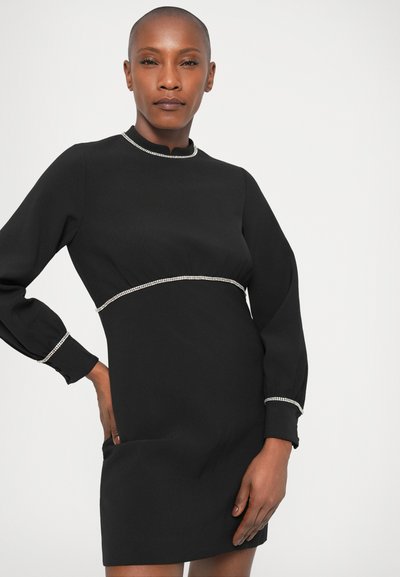 Vestido negro con mangas largas, cuello redondo y acentos de cristal en el collar y la cintura. Tejido suave con un diseño ajustado.