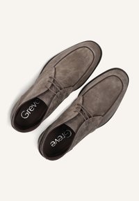 Grijze suède schoenen met een ronde neus, een gladde textuur en minimale stiknaden. Beschikt over een vetersluiting en een contrasterende donkere zool.