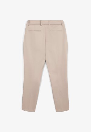 Pantaloni beige con una texture liscia, taglio slim e pancia piatta. Presentano quattro passanti per cintura e due tasche posteriori con una finitura pulita.