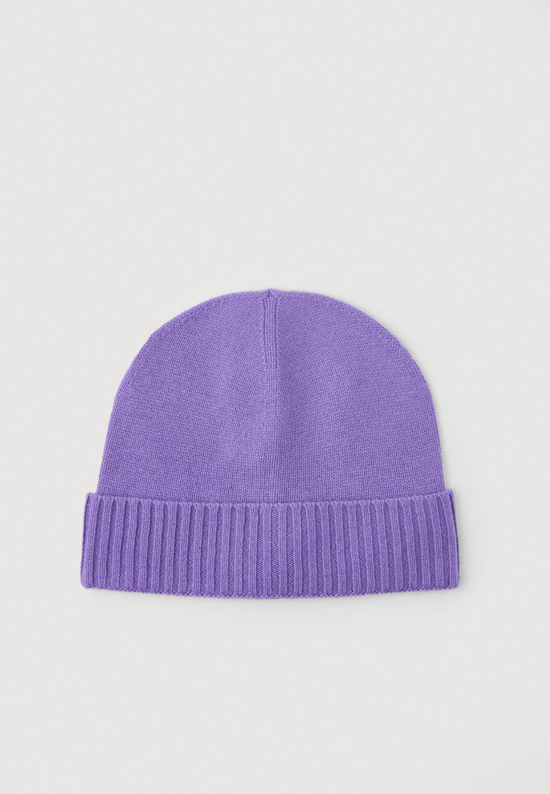 Berretto lavorato a maglia viola con risvolto a coste. Texture liscia e forma arrotondata, progettato per calore e comfort.