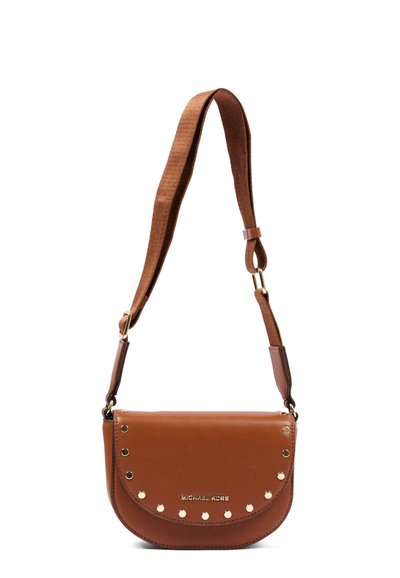 Bruine leren crossbodytas met verstelbare stoffen riem, gouden studs op de flap en Michael Kors-logo aan de voorkant.