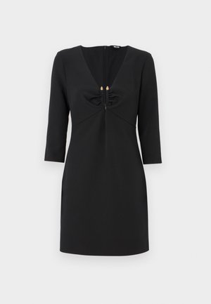 Robe noire avec des manches trois-quarts, un décolleté en V avec un détail froncé et une fermeture éclair dans le dos.