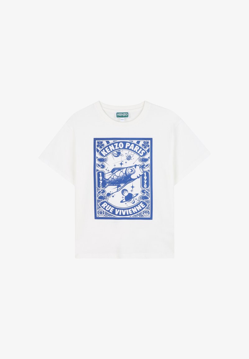 T-shirt en coton blanc avec un imprimé graphique bleu représentant un poisson, des étoiles et le texte "KENZO PARIS RUE VIVIENNE". Manches courtes et coupe décontractée.