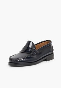 Granatowe skórzane mokasyny o gładkim wykończeniu, z przeszywanym przodem i płaskim obcasem, zaprojektowane dla łatwego zakładania.