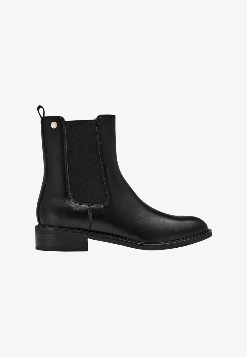 Bottine Chelsea noire en cuir avec panneau latéral élastique, languette au talon, petit talon empilé et bout rond.