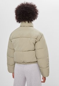 Bershka Zimní bunda - khaki