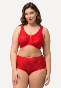 Conjunto de lencería rojo que incluye un sujetador moldeado con acentos de encaje y una parte inferior de talle alto a juego, ambos con patrones de rayas verticales.