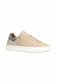 Beige suède sneaker met een grijze suède hakaccent, platte veters en een witte rubberen zool. Glad oppervlak met stiksels op het bovenwerk.