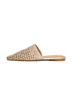 Vævet beige slip-on sko med spids tå, flad sål og tanfarvet læderindersål. Har et indviklet flette mønster på overdelen.