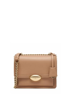 Beige læder crossbody taske med guldkæde-rem, ovalt guldlås og matchende lædermærkat fastgjort til remmen.