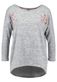 Maglione grigio con maniche lunghe, scollo a barca e ricamo floreale in rosa e marrone sulla parte anteriore. Presenta un orlo arrotondato e una texture morbida.