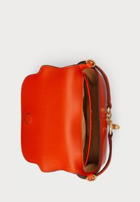 Narancssárga bőr keresztpántos táska hullámos fedéllel, arany színű fémrészekkel és világosbarna belsővel. Tartalmaz egy fő rekeszt és egy oldalsó zsebet.