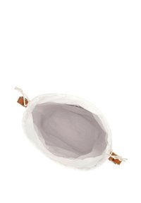 Borsa in tessuto bianco con superficie morbida e testurizzata. Presenta una chiusura a coulisse con dettagli in pelle marrone. L'interno è di un grigio chiaro.