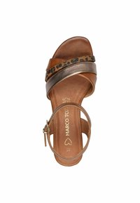 Brun lædersandal med en metallisk guldsnor og leopardprint detalje. Har ankelrem og åben tå design.