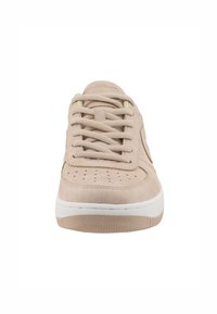 Basket en suédine beige clair avec une languette rembourrée, un bout rond, un avant perforé et une semelle en caoutchouc blanc avec un motif texturé.