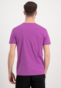 Alpha Industries T-shirts print - dark magenta