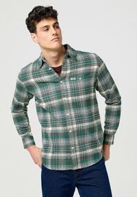 Wrangler LONG SLEEVE BRUSHED - REGULAR FIT - Camicia - green birch