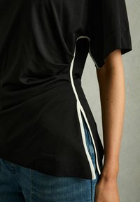 Reiss REGULAR FIT - AUDREY DRAPED CREW-NECK - Apdrukāts T-krekls - cream black