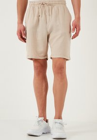 Buratti REGULAR FIT - Rövidnadrágok - beige