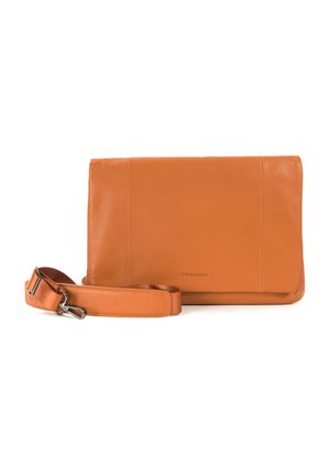Borsa a tracolla in pelle arancione con una texture liscia, cintura regolabile e dettagli di cucitura discreti. Presenta un logo del brand impresso.