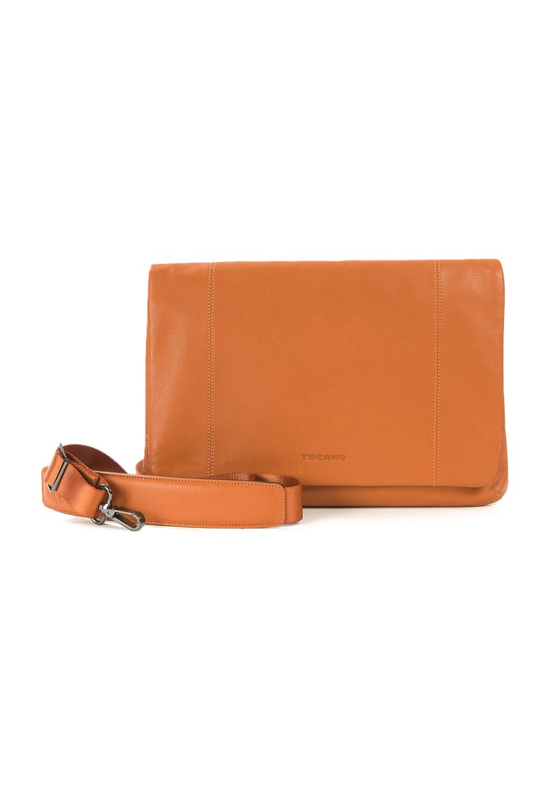Borsa a tracolla in pelle arancione con una texture liscia, cintura regolabile e dettagli di cucitura discreti. Presenta un logo del brand impresso.