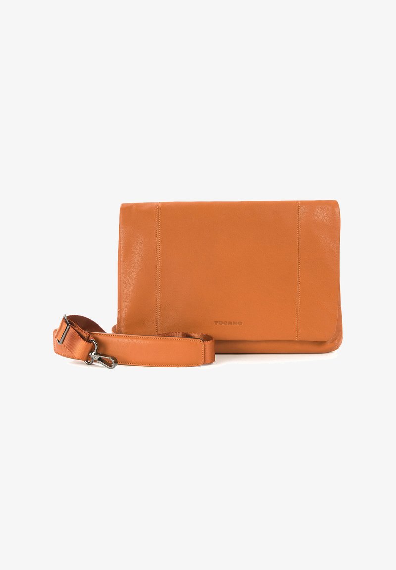 Borsa a tracolla in pelle arancione con una texture liscia, cintura regolabile e dettagli di cucitura discreti. Presenta un logo del brand impresso.