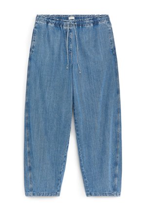 Lyseblå denimbukser med elastik i taljen og snor, lige pasform og sidelommer, vist mod hvid baggrund.