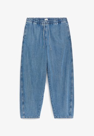 Lyseblå denimbukser med elastik i taljen og snor, lige pasform og sidelommer, vist mod hvid baggrund.